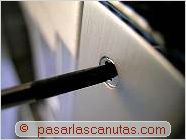 foto desatornillando la tapa embellecedora del frontal de la caja de aluminio del pc - ensamblaje de pc - bricolaje de pc