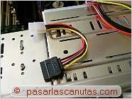 foto de adaptador de conector de alimentaci�n de SATA - Ensamblaje de un pc - instalar disco duro