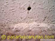 foto de agujero en yeso - grapas tacos en bricolaje - materiales de bricolaje