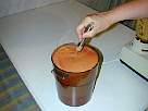 foto removiendo la mezcla del gazpacho