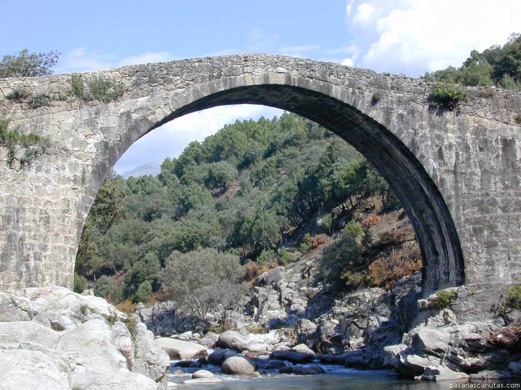 fondo de pantalla de puente romano de la garganta de Alardos, en Madrigal de la Vera