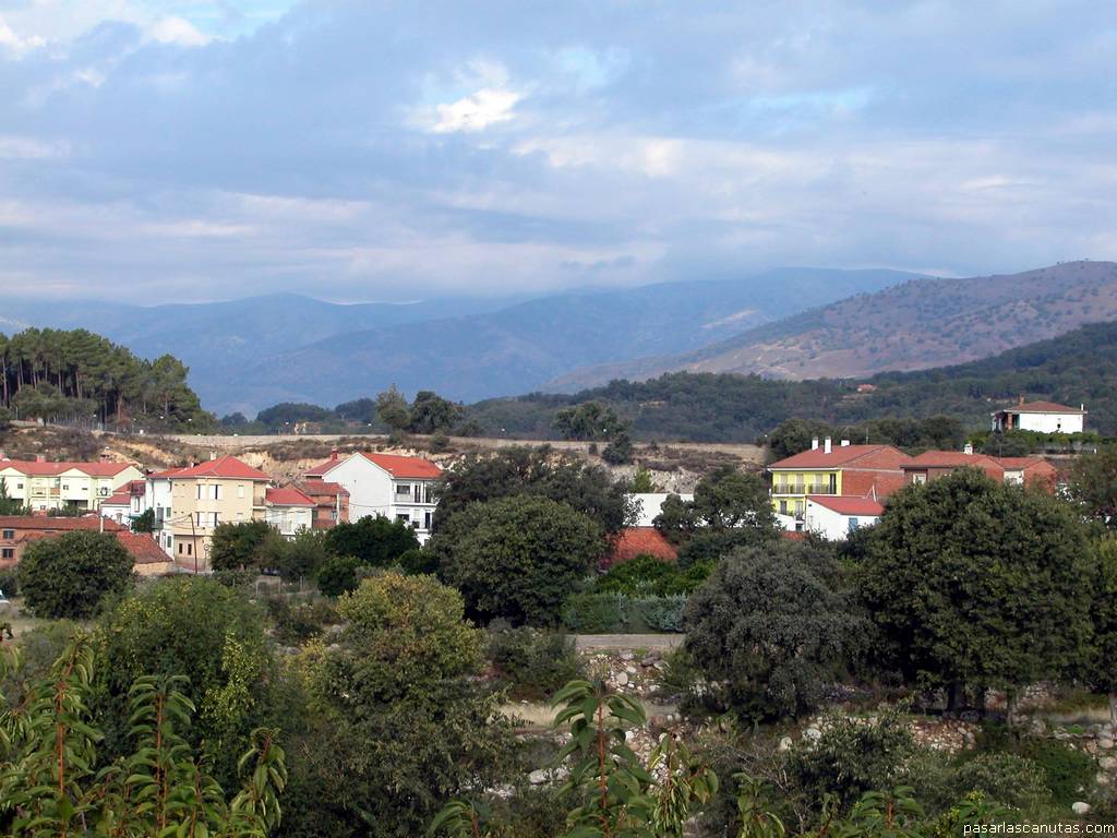fondo de pantalla de Candeleda (vista parcial) y Gredos